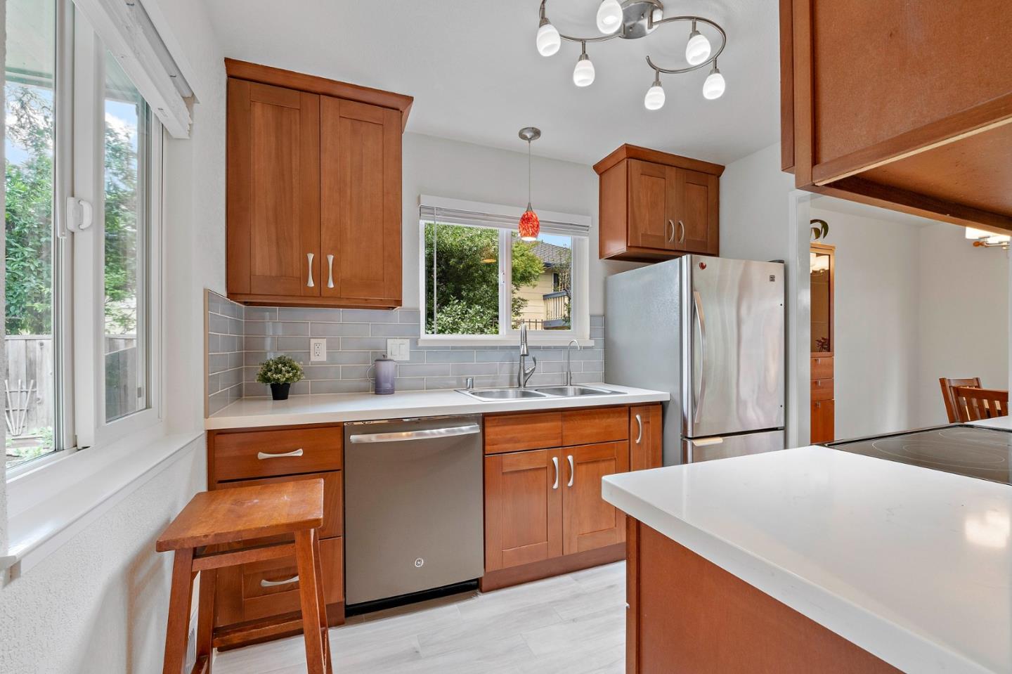 Detail Gallery Image 7 of 38 For 987 Lane Ave #6,  Mountain View,  CA 94040 - 3 Beds | 2/1 Baths