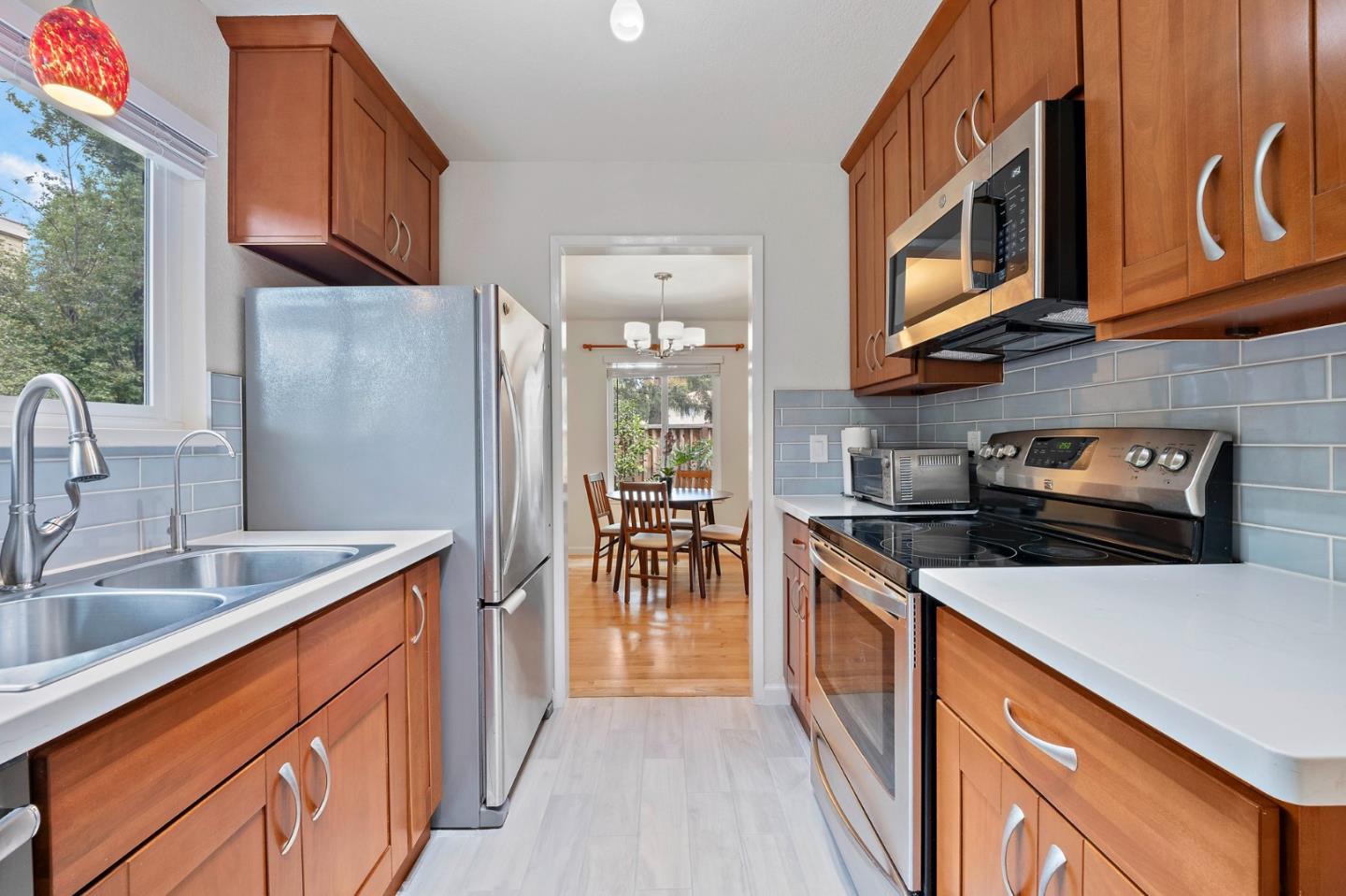 Detail Gallery Image 8 of 38 For 987 Lane Ave #6,  Mountain View,  CA 94040 - 3 Beds | 2/1 Baths
