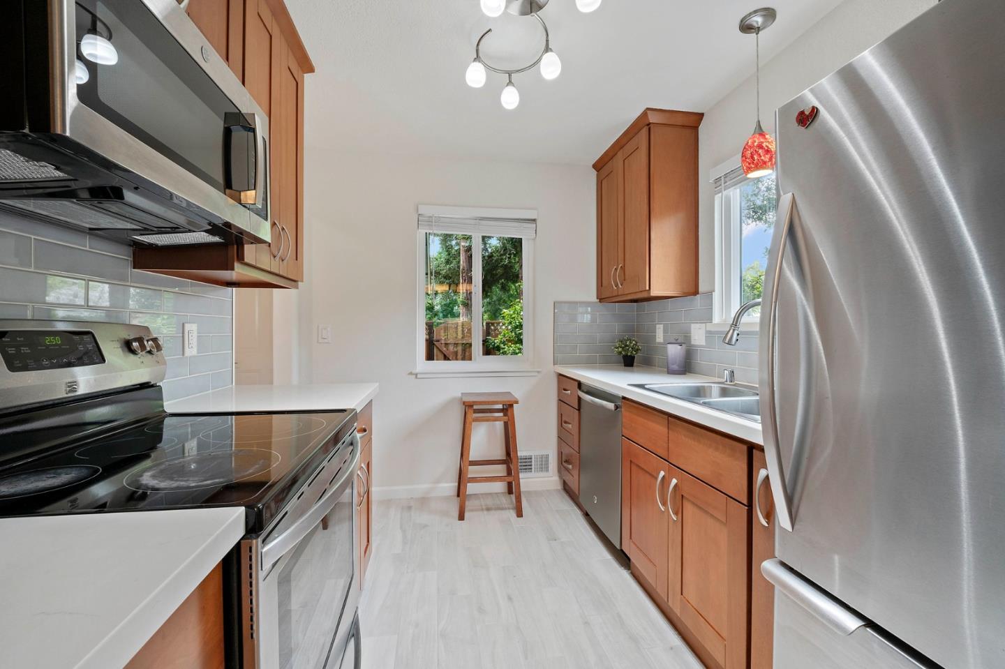 Detail Gallery Image 9 of 38 For 987 Lane Ave #6,  Mountain View,  CA 94040 - 3 Beds | 2/1 Baths
