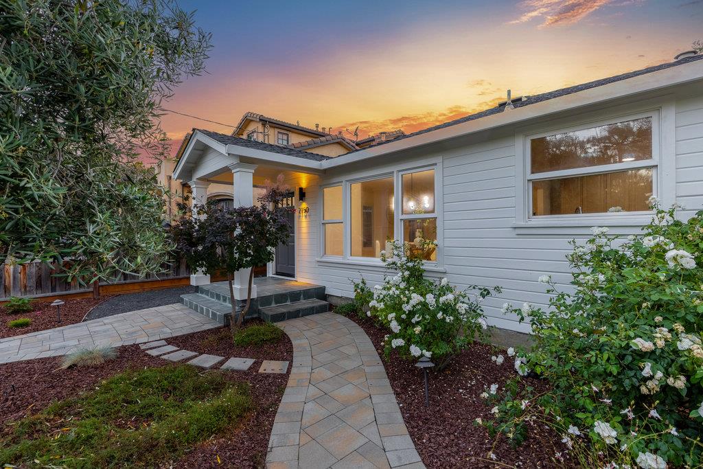 Detail Gallery Image 3 of 67 For 2150 Valparaiso Ave, Menlo Park,  CA 94025 - 3 Beds | 2 Baths