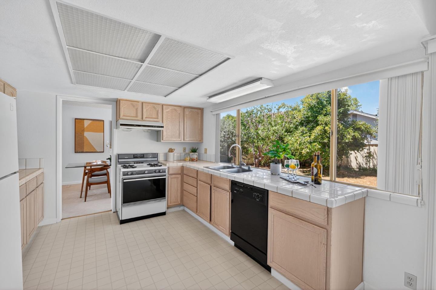 Detail Gallery Image 5 of 23 For 135 Lonetree Ct, Milpitas,  CA 95035 - 4 Beds | 2/1 Baths