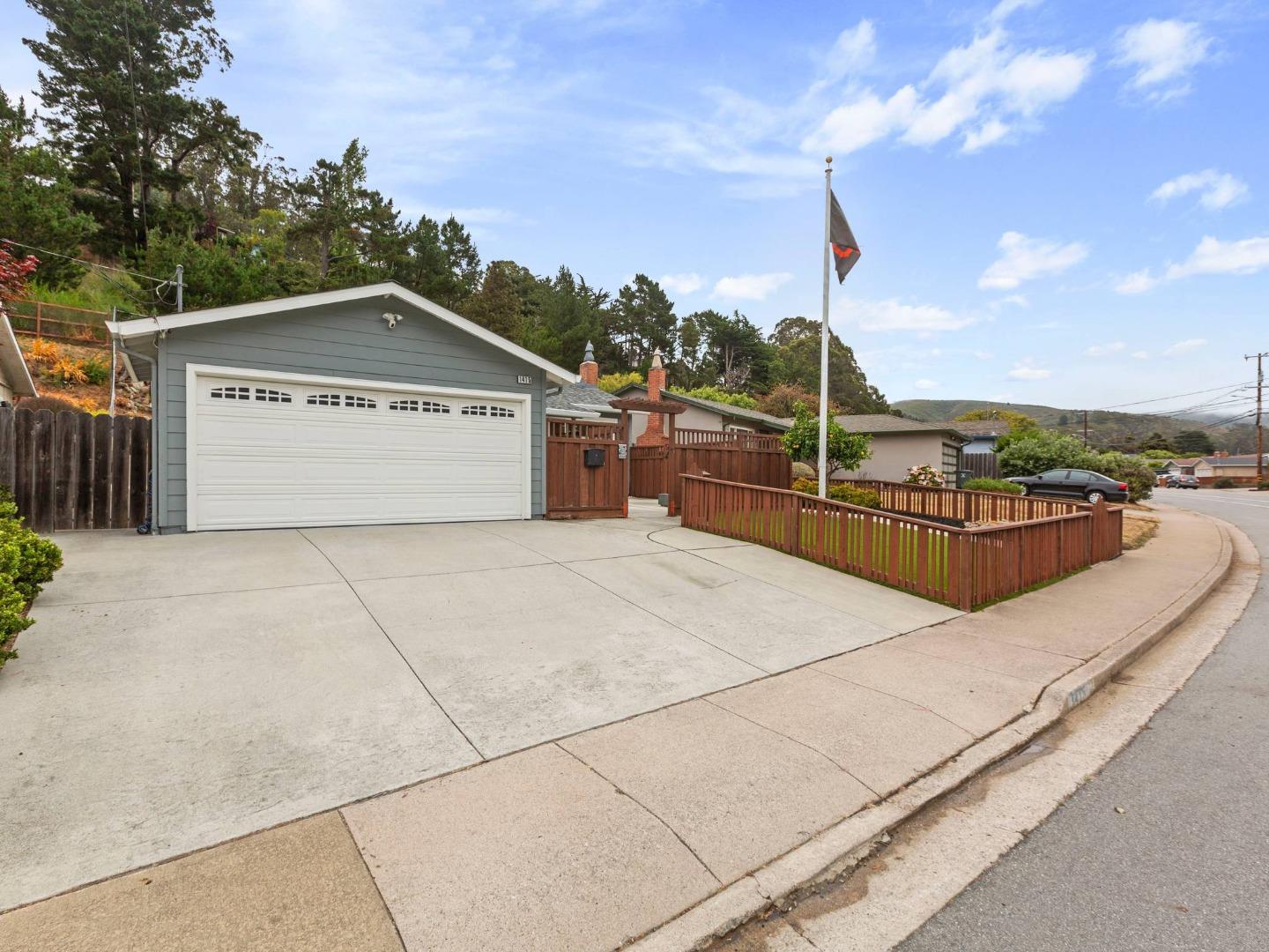 Detail Gallery Image 3 of 38 For 1415 Linda Mar Blvd, Pacifica,  CA 94044 - 3 Beds | 1 Baths