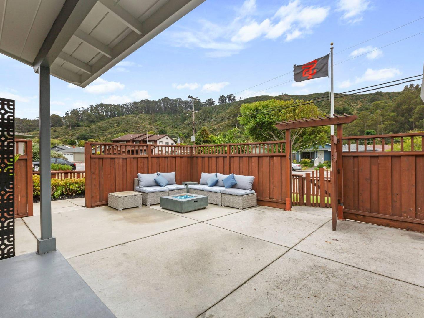 Detail Gallery Image 6 of 38 For 1415 Linda Mar Blvd, Pacifica,  CA 94044 - 3 Beds | 1 Baths