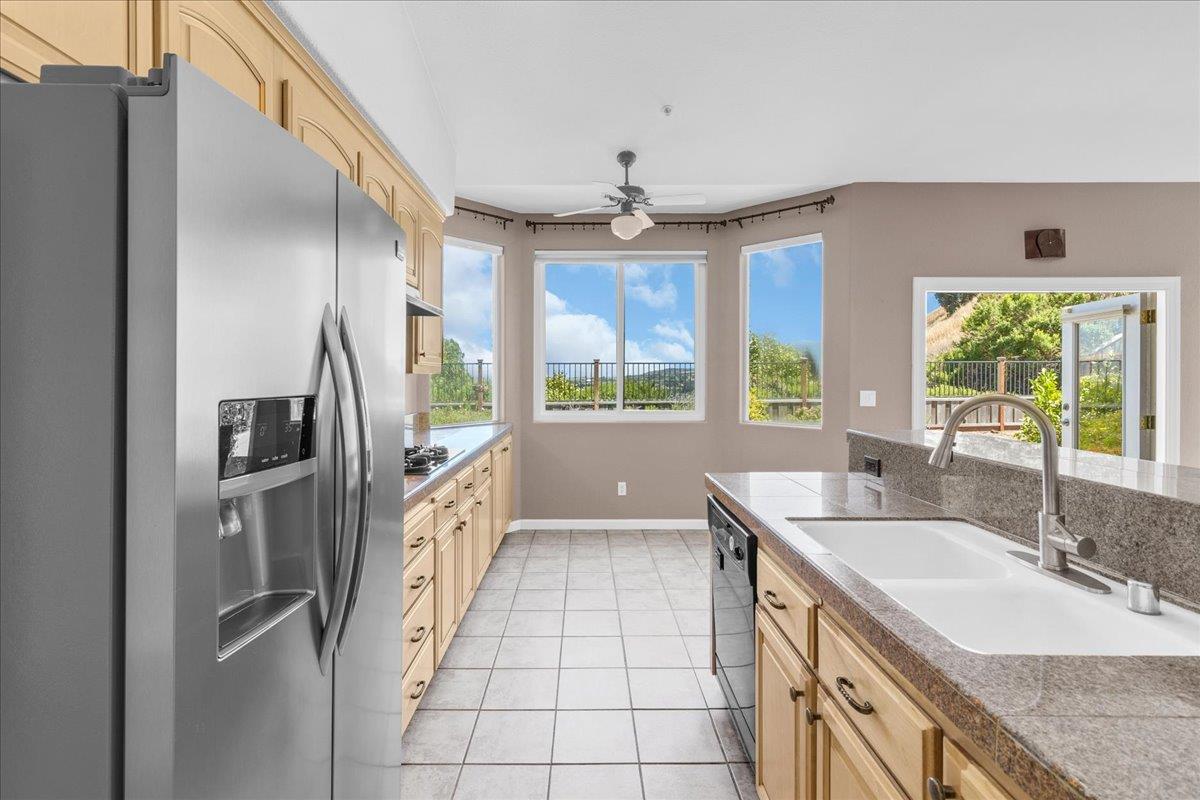 Detail Gallery Image 10 of 35 For 21775 Woodrose Pl, Salinas,  CA 93908 - 3 Beds | 2 Baths