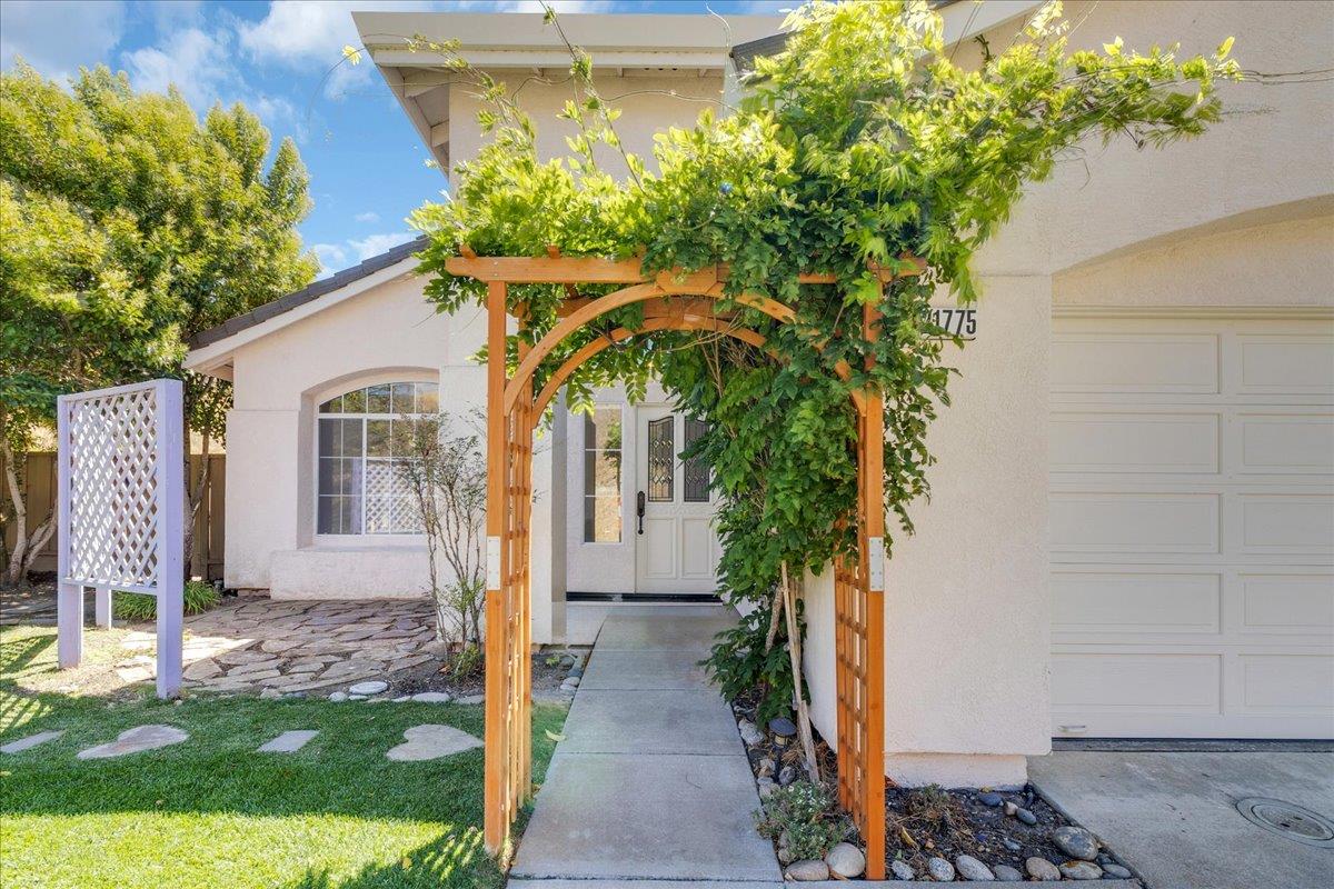 Detail Gallery Image 4 of 35 For 21775 Woodrose Pl, Salinas,  CA 93908 - 3 Beds | 2 Baths