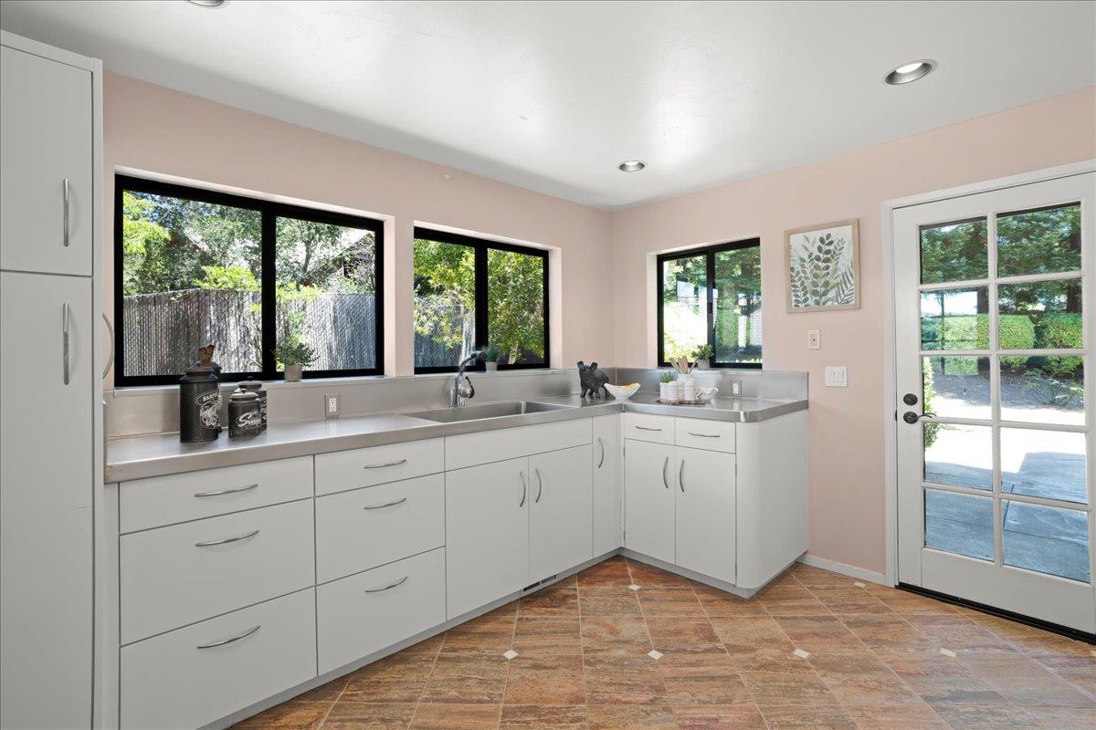 Detail Gallery Image 18 of 49 For 24614 Miller Hill Rd, Los Gatos,  CA 95033 - 3 Beds | 3 Baths