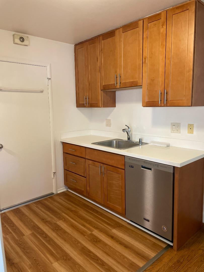 Detail Gallery Image 8 of 13 For 1908 Menalto Ave, Menlo Park,  CA 94025 - 2 Beds | 2 Baths