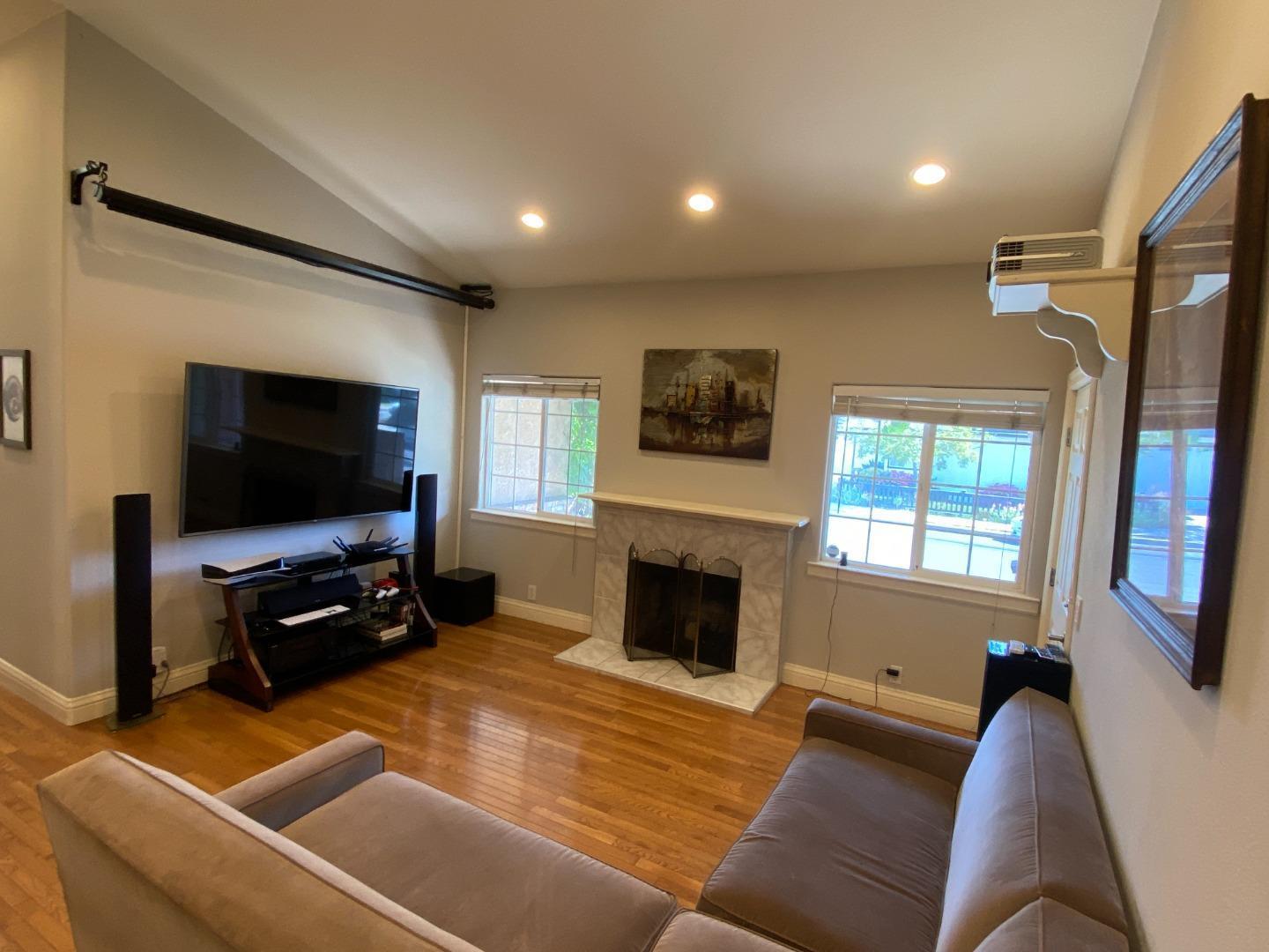 Detail Gallery Image 2 of 16 For 696 Upton St, Redwood City,  CA 94061 - 2 Beds | 2 Baths
