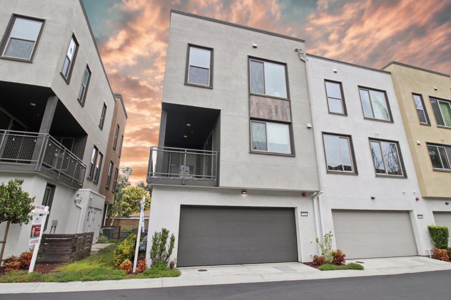 Detail Gallery Image 4 of 16 For 25212 Parklane Dr, Hayward,  CA 94544 - 4 Beds | 3/1 Baths