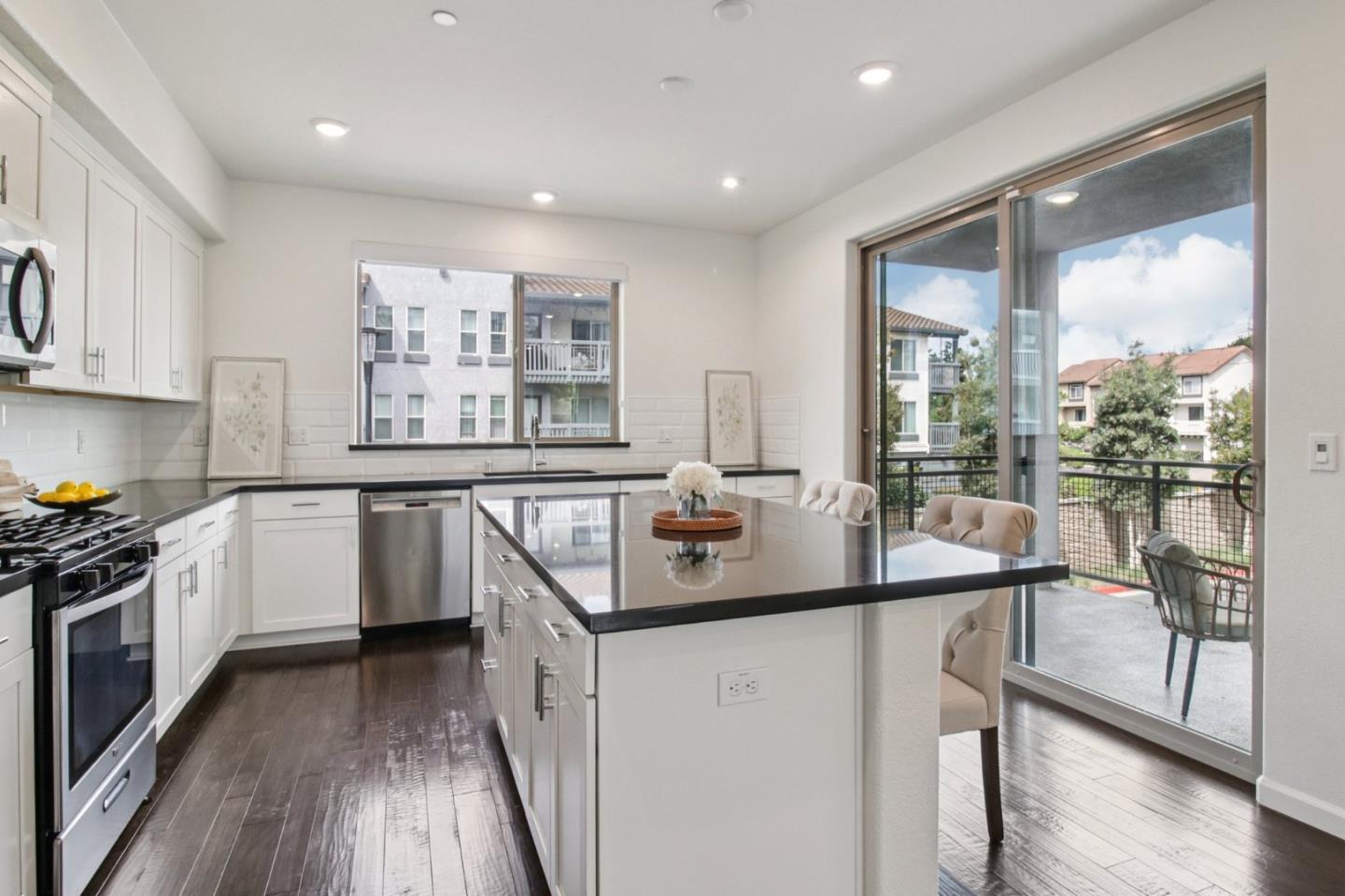 Detail Gallery Image 7 of 16 For 25212 Parklane Dr, Hayward,  CA 94544 - 4 Beds | 3/1 Baths