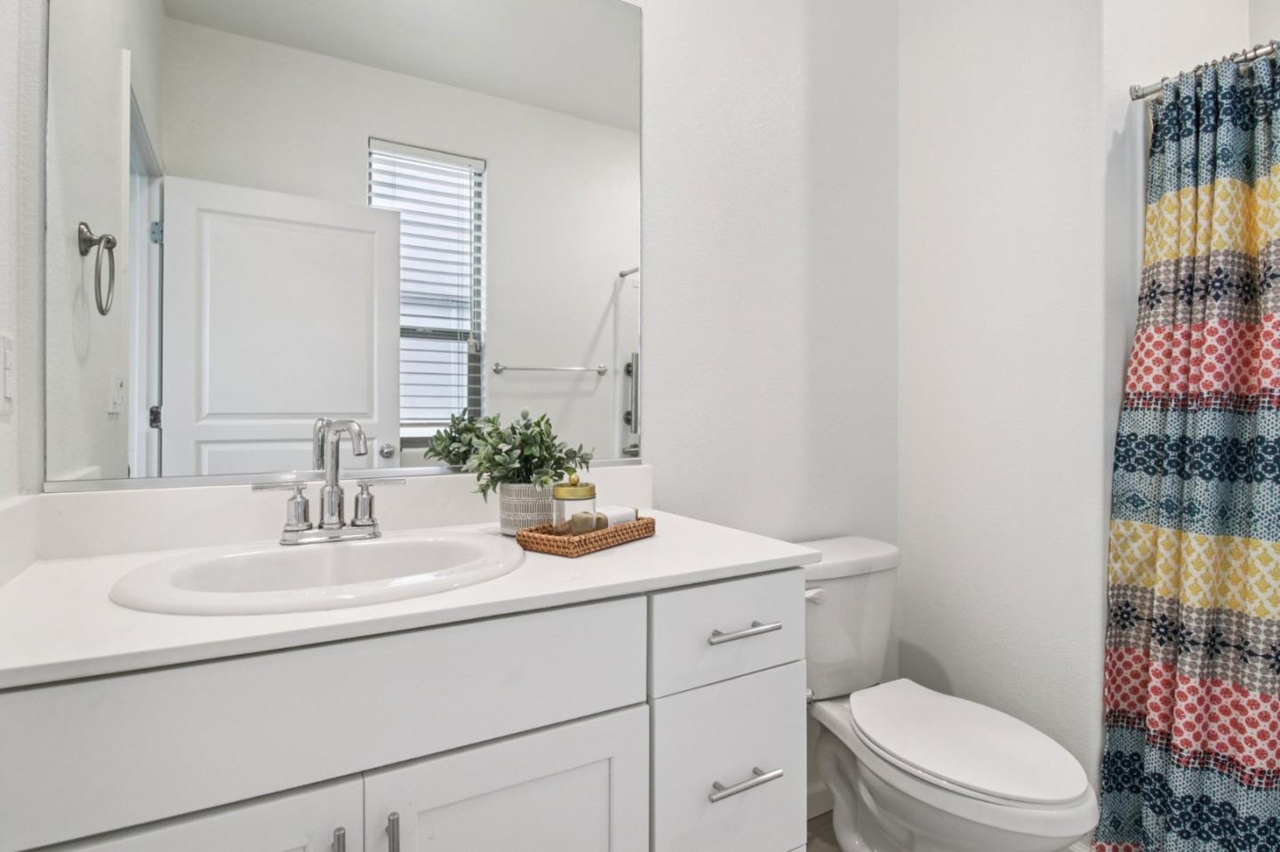 Detail Gallery Image 9 of 16 For 25212 Parklane Dr, Hayward,  CA 94544 - 4 Beds | 3/1 Baths