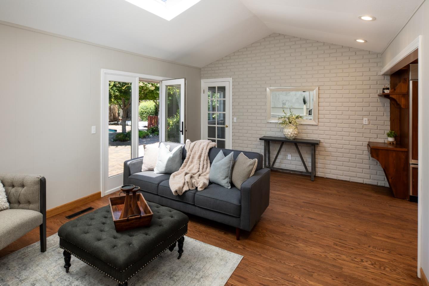 Detail Gallery Image 13 of 37 For 2726 Saint Giles Ln, Mountain View,  CA 94040 - 4 Beds | 2/1 Baths
