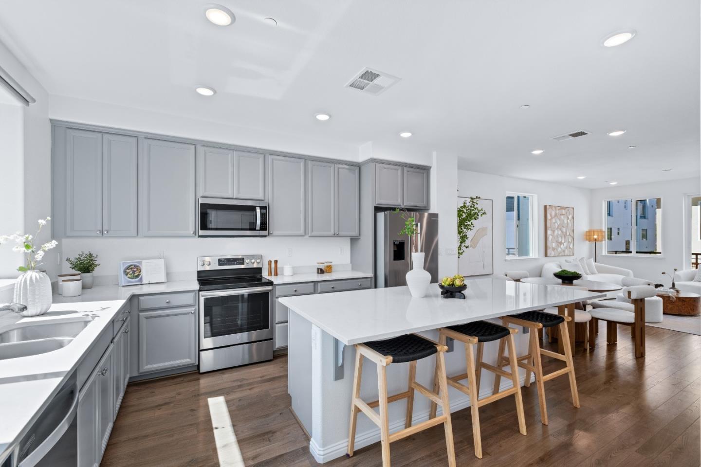 Detail Gallery Image 4 of 54 For 628 Coco Ct, San Jose,  CA 95133 - 4 Beds | 3/1 Baths