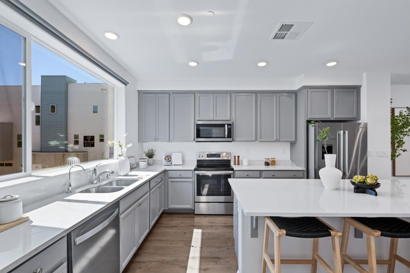 Detail Gallery Image 6 of 54 For 628 Coco Ct, San Jose,  CA 95133 - 4 Beds | 3/1 Baths