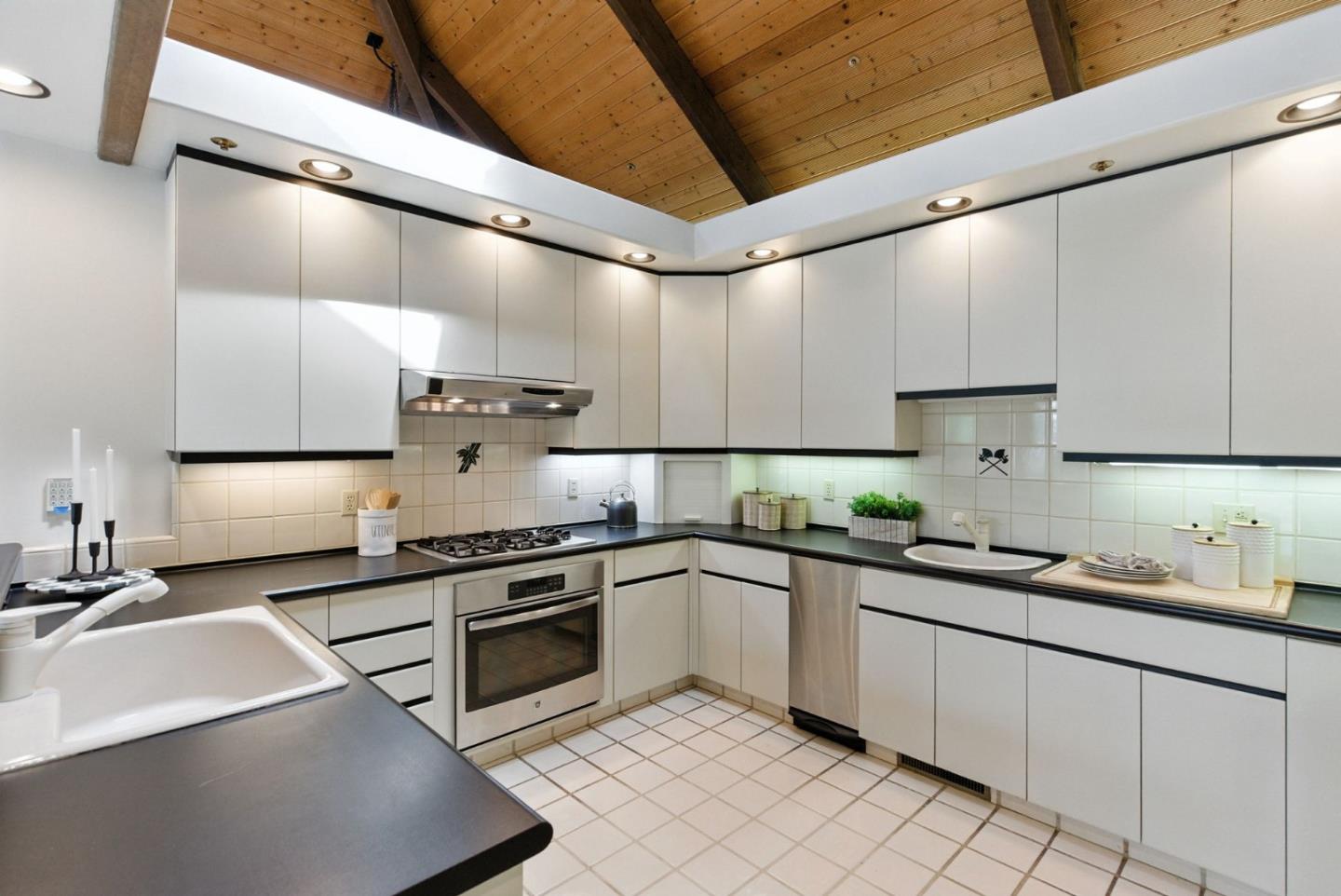 Detail Gallery Image 11 of 52 For 24616 Miller Hill Rd, Los Gatos,  CA 95033 - 3 Beds | 2/1 Baths