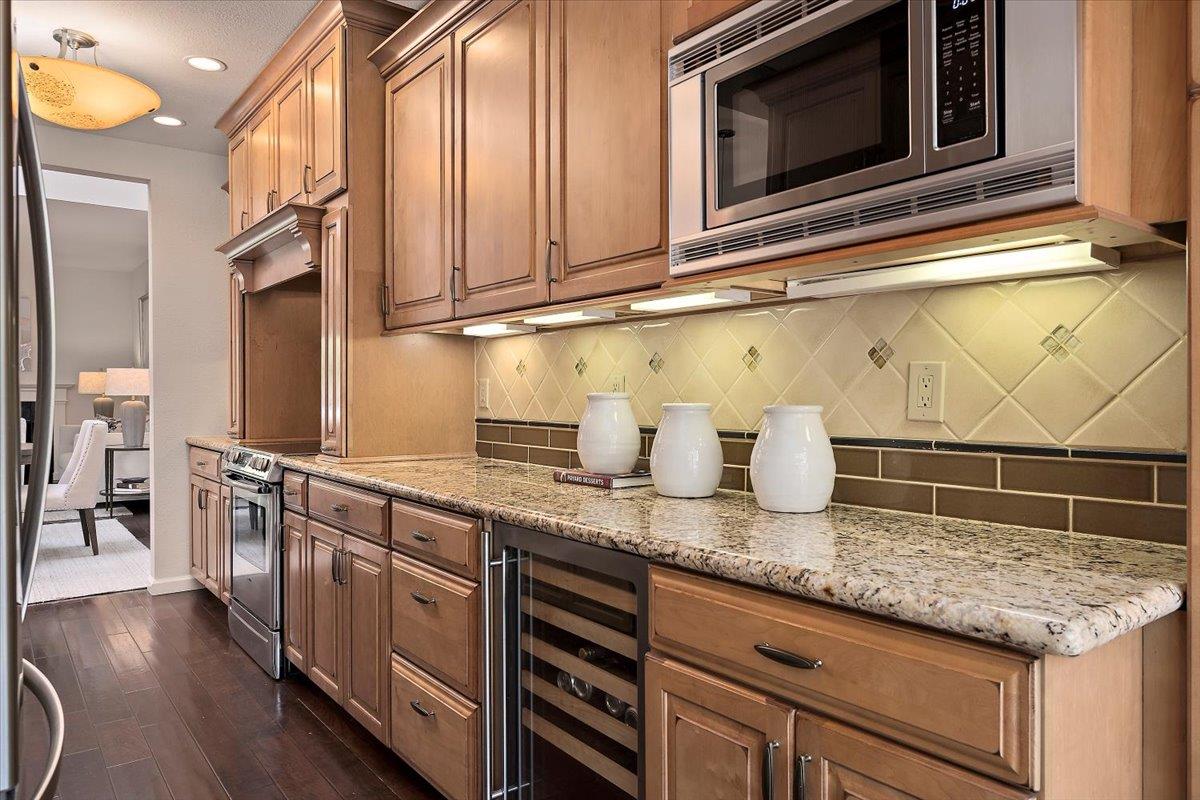 Detail Gallery Image 9 of 36 For 1111 Shoreline Dr, San Mateo,  CA 94404 - 2 Beds | 2/1 Baths