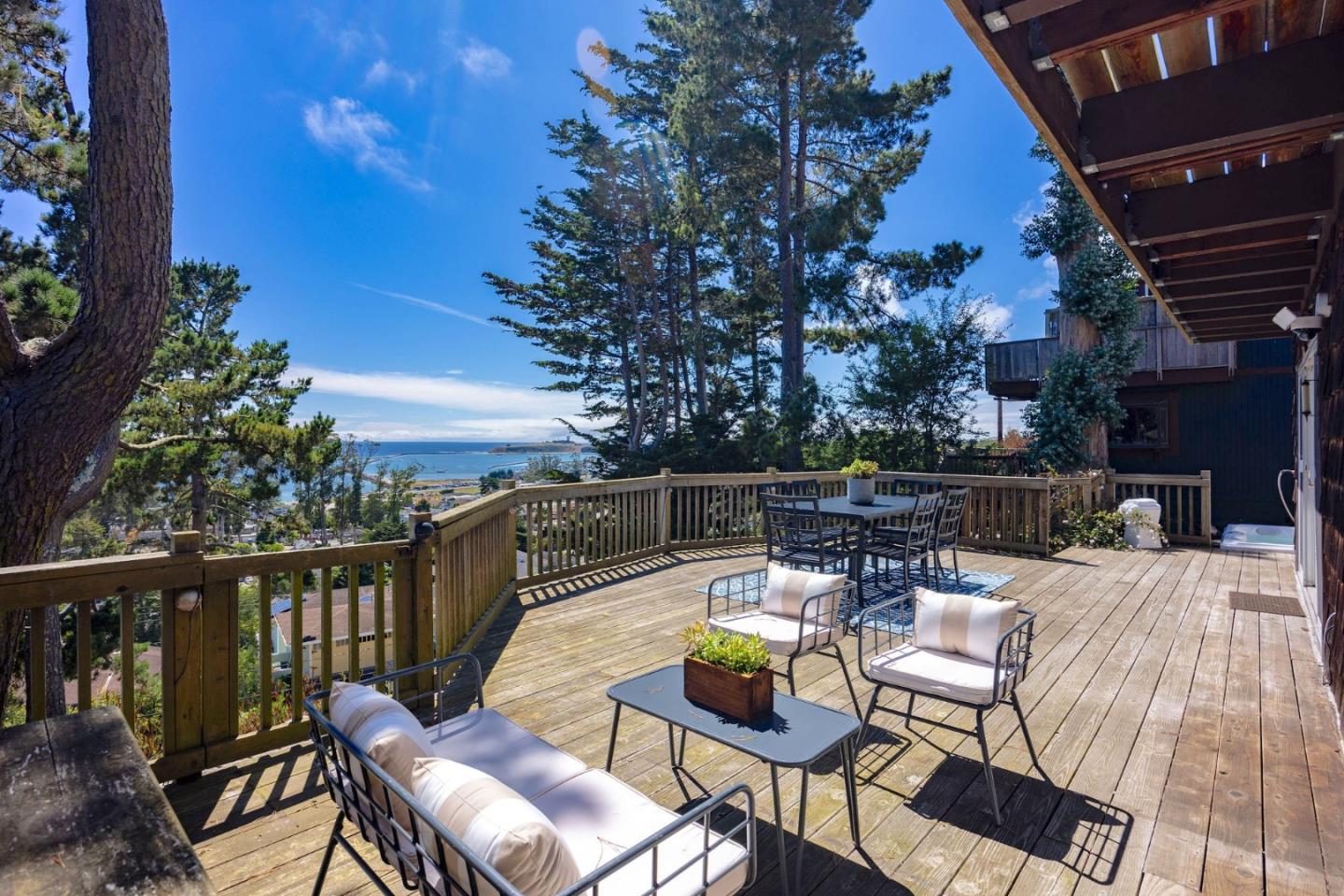 Detail Gallery Image 8 of 46 For 1163 Columbus St, El Granada,  CA 94018 - 4 Beds | 3 Baths