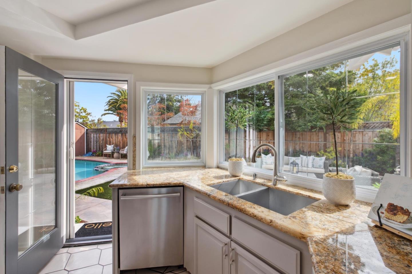 Detail Gallery Image 14 of 79 For 561 Anchor Cir, Redwood City,  CA 94065 - 3 Beds | 2 Baths