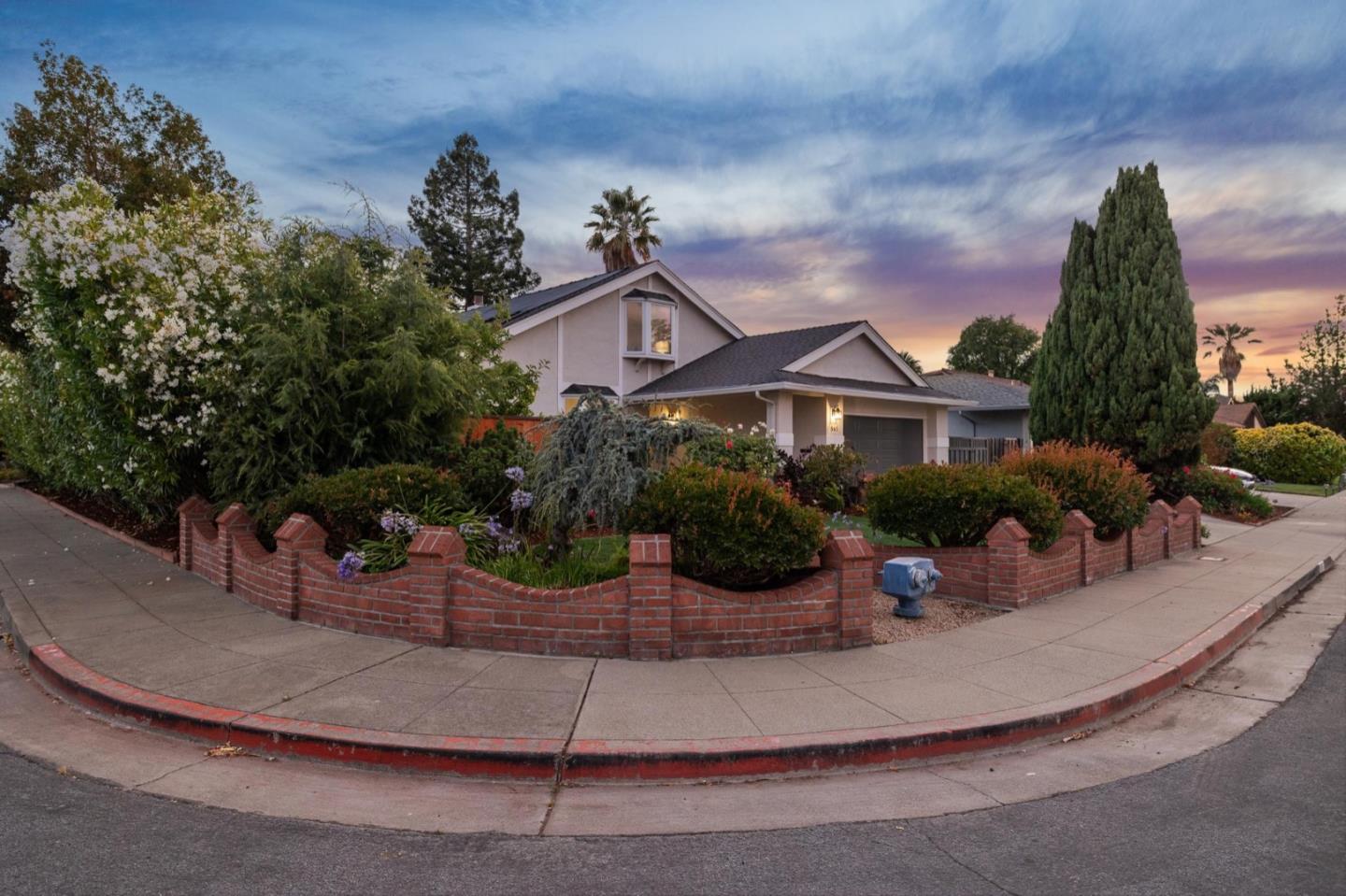Detail Gallery Image 4 of 79 For 561 Anchor Cir, Redwood City,  CA 94065 - 3 Beds | 2 Baths