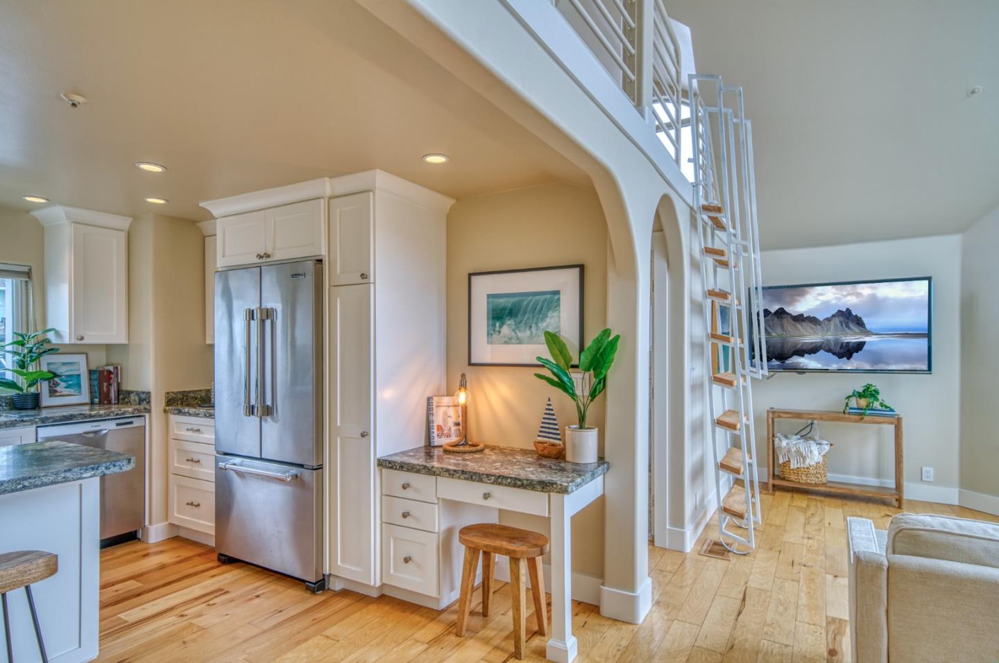 Detail Gallery Image 7 of 56 For 41 6th Ave, Santa Cruz,  CA 95062 - 3 Beds | 2 Baths