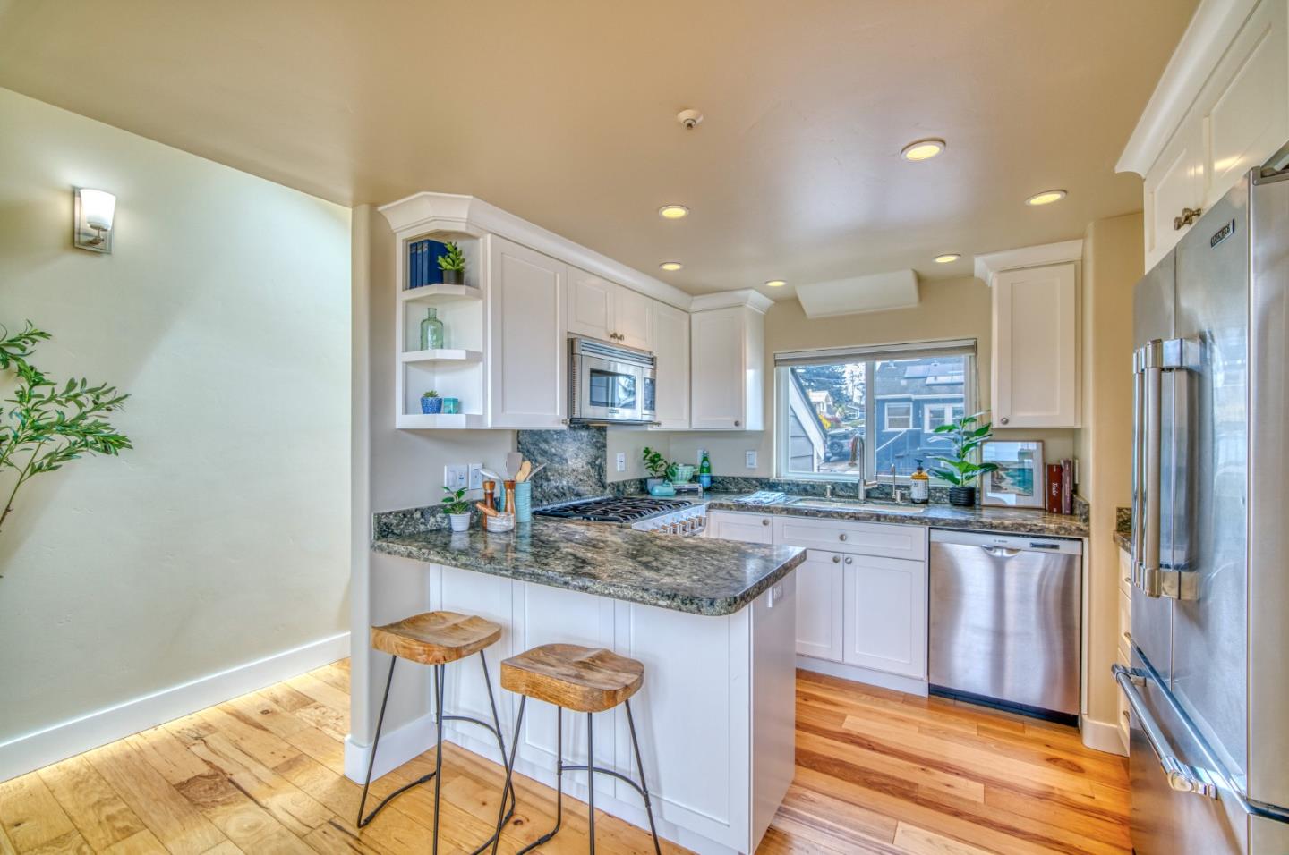 Detail Gallery Image 9 of 56 For 41 6th Ave, Santa Cruz,  CA 95062 - 3 Beds | 2 Baths