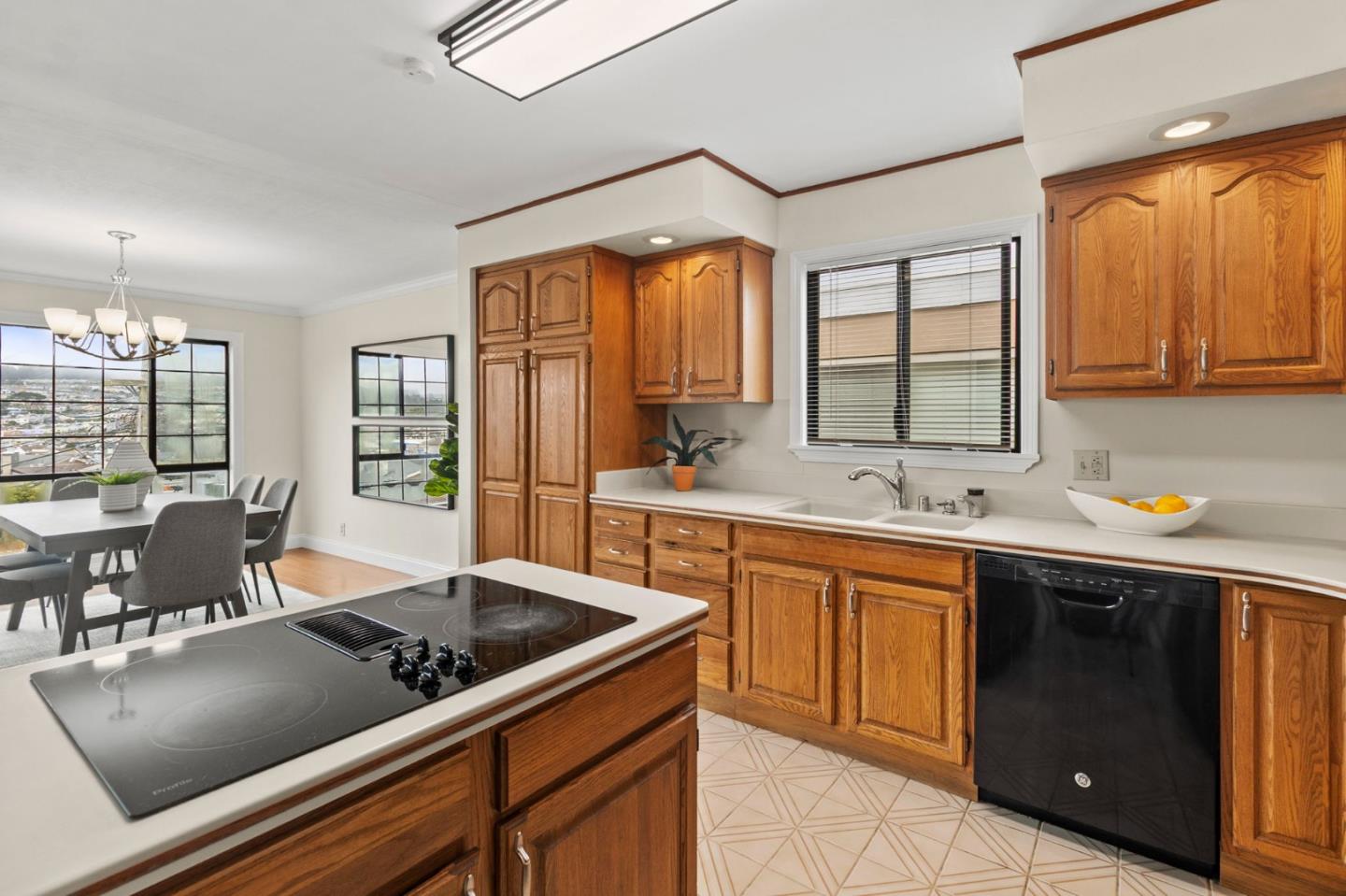 Detail Gallery Image 8 of 43 For 263 San Fernando Way, Daly City,  CA 94015 - 4 Beds | 3 Baths