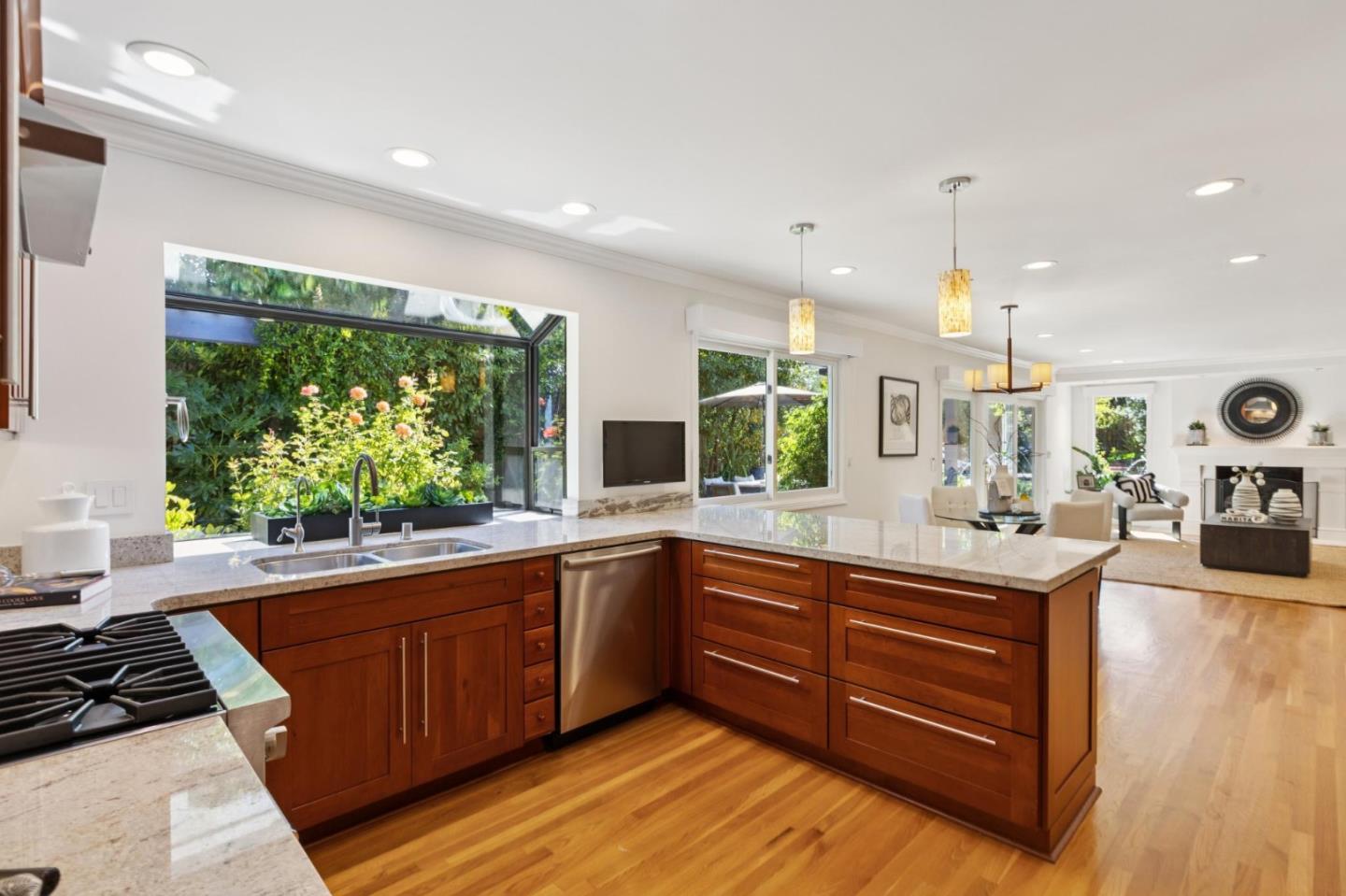 Detail Gallery Image 14 of 82 For 256 Marchmont Ct, Los Gatos,  CA 95032 - 5 Beds | 3/1 Baths