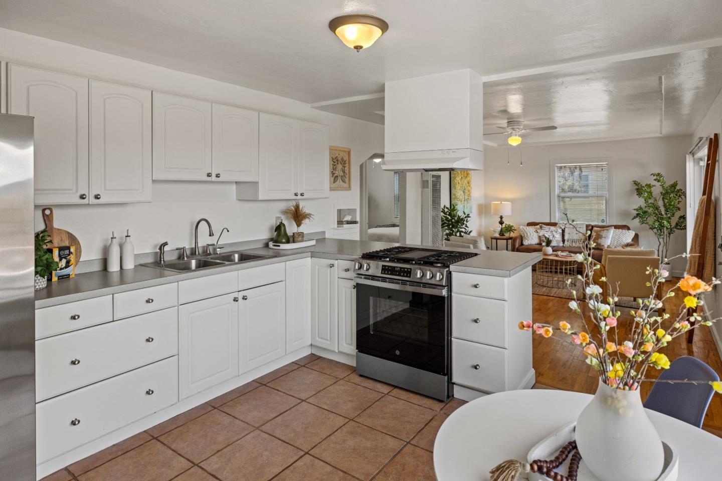 Detail Gallery Image 7 of 13 For 1778 Harding St, Seaside,  CA 93955 - 2 Beds | 1 Baths