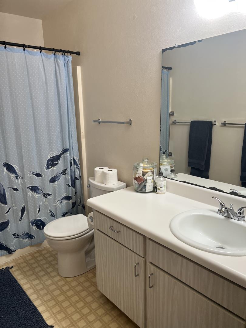 Detail Gallery Image 14 of 18 For 19115 Creekside Pl, Salinas,  CA 93908 - 3 Beds | 2/1 Baths
