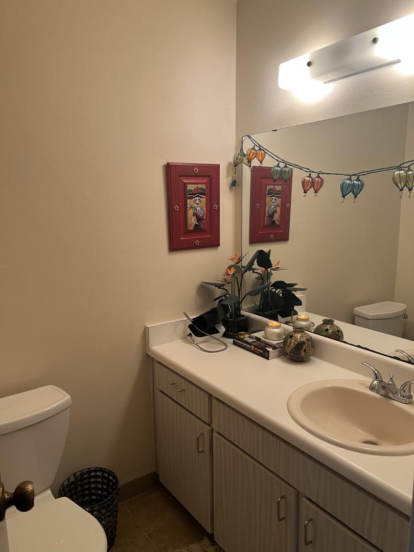 Detail Gallery Image 9 of 18 For 19115 Creekside Pl, Salinas,  CA 93908 - 3 Beds | 2/1 Baths