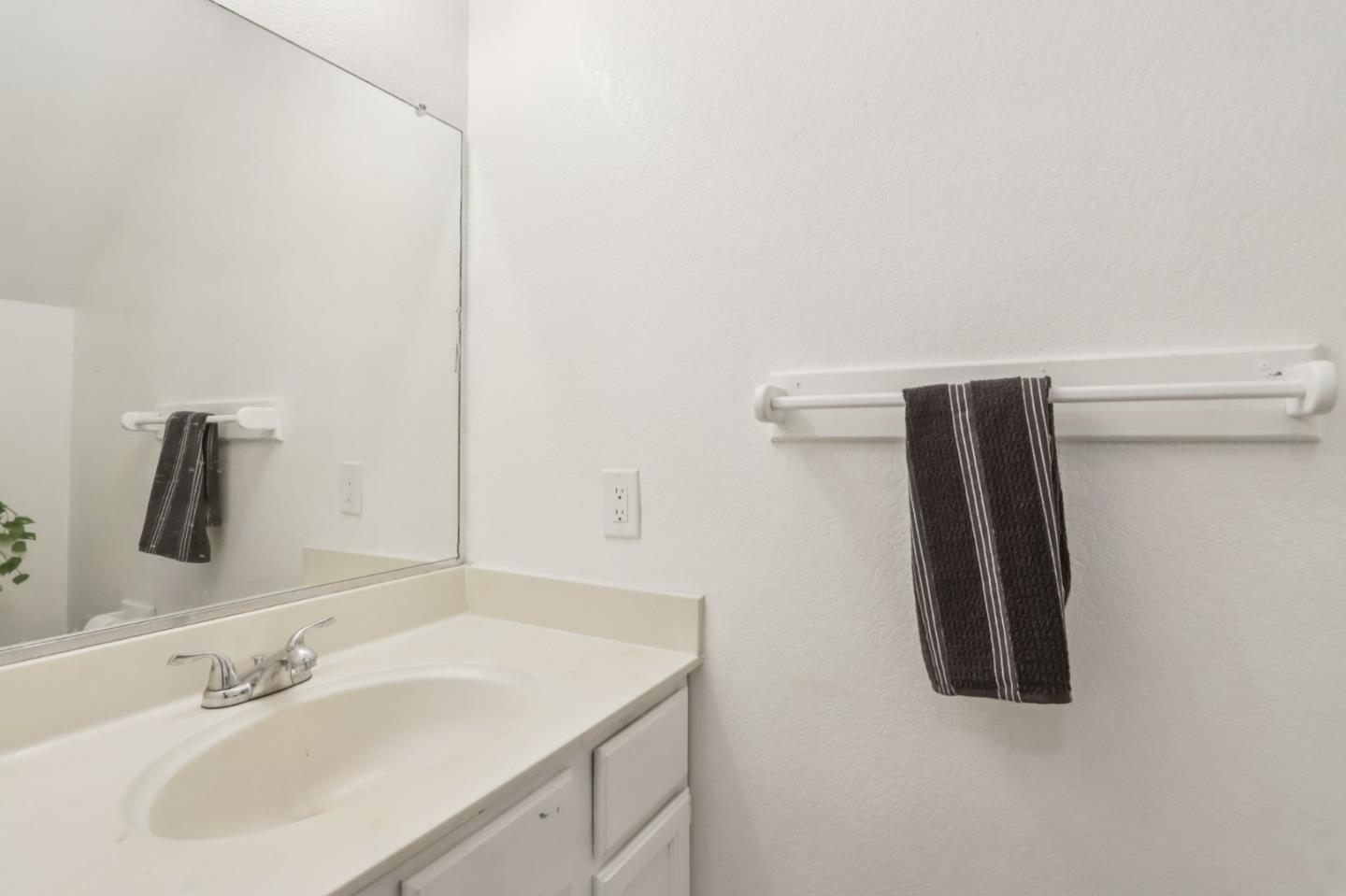 Detail Gallery Image 15 of 27 For 801 Nash Rd #I3,  Hollister,  CA 95023 - 3 Beds | 2/1 Baths