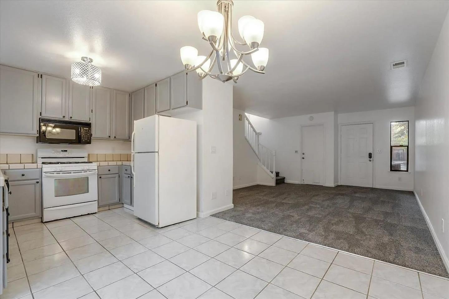 Detail Gallery Image 3 of 27 For 801 Nash Rd #I3,  Hollister,  CA 95023 - 3 Beds | 2/1 Baths