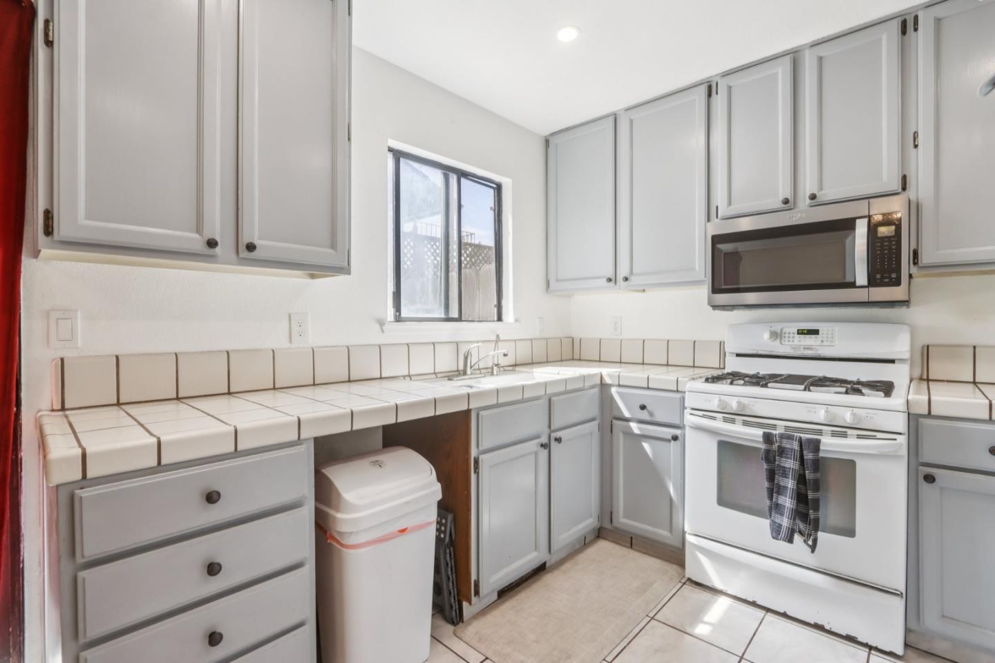 Detail Gallery Image 4 of 27 For 801 Nash Rd #I3,  Hollister,  CA 95023 - 3 Beds | 2/1 Baths