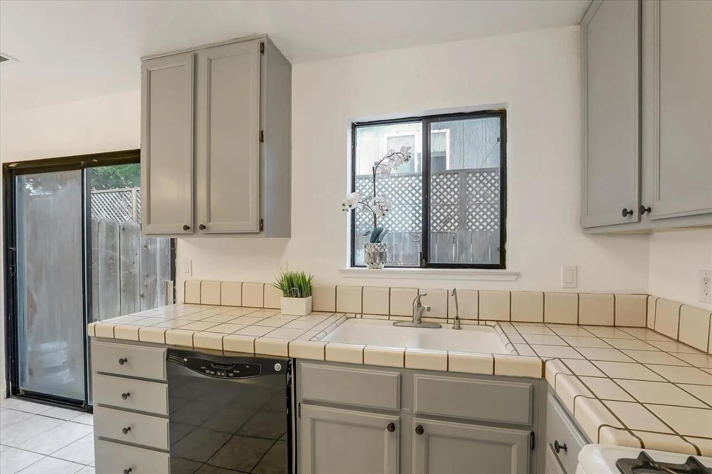 Detail Gallery Image 5 of 27 For 801 Nash Rd #I3,  Hollister,  CA 95023 - 3 Beds | 2/1 Baths
