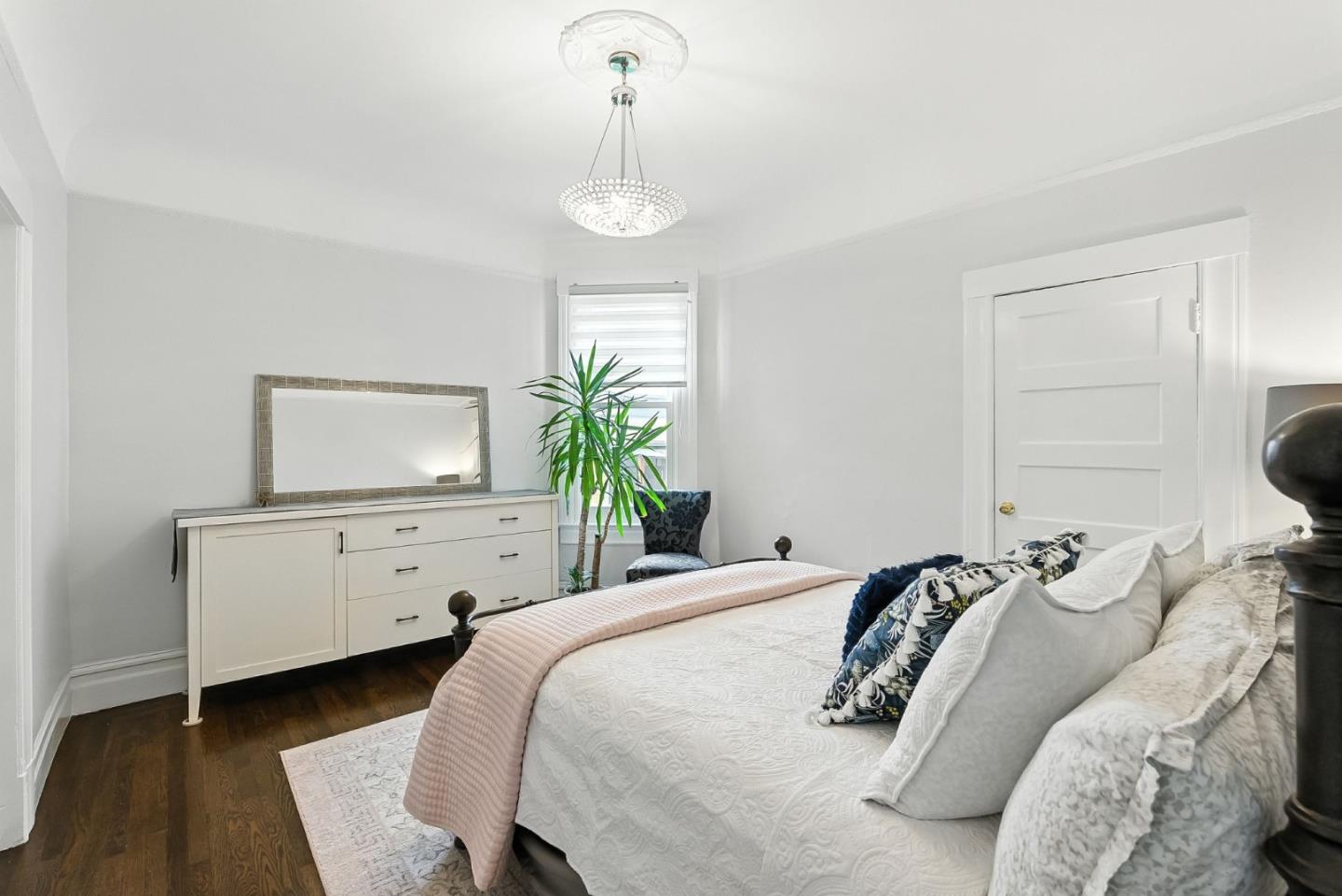 Detail Gallery Image 10 of 24 For 884 York St, San Francisco,  CA 94110 - 2 Beds | 1 Baths