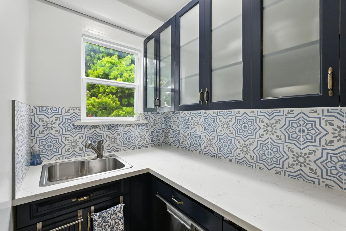 Detail Gallery Image 16 of 24 For 884 York St, San Francisco,  CA 94110 - 2 Beds | 1 Baths