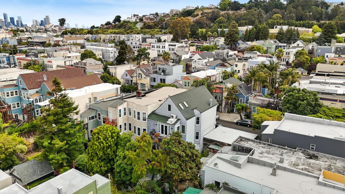 Detail Gallery Image 3 of 24 For 884 York St, San Francisco,  CA 94110 - 2 Beds | 1 Baths
