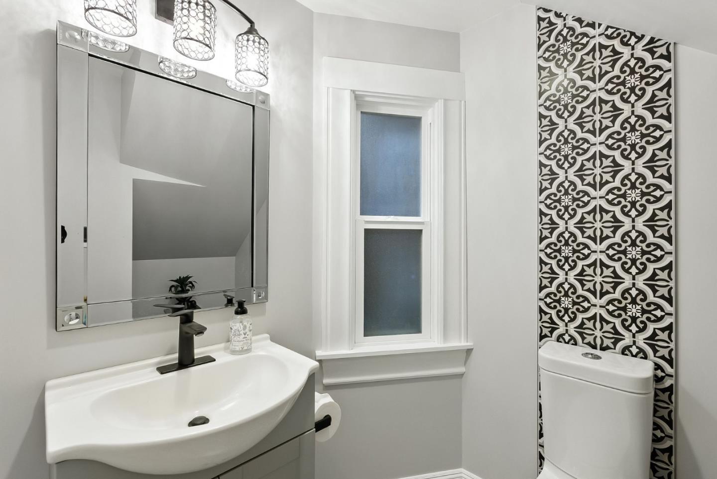 Detail Gallery Image 9 of 24 For 884 York St, San Francisco,  CA 94110 - 2 Beds | 1 Baths