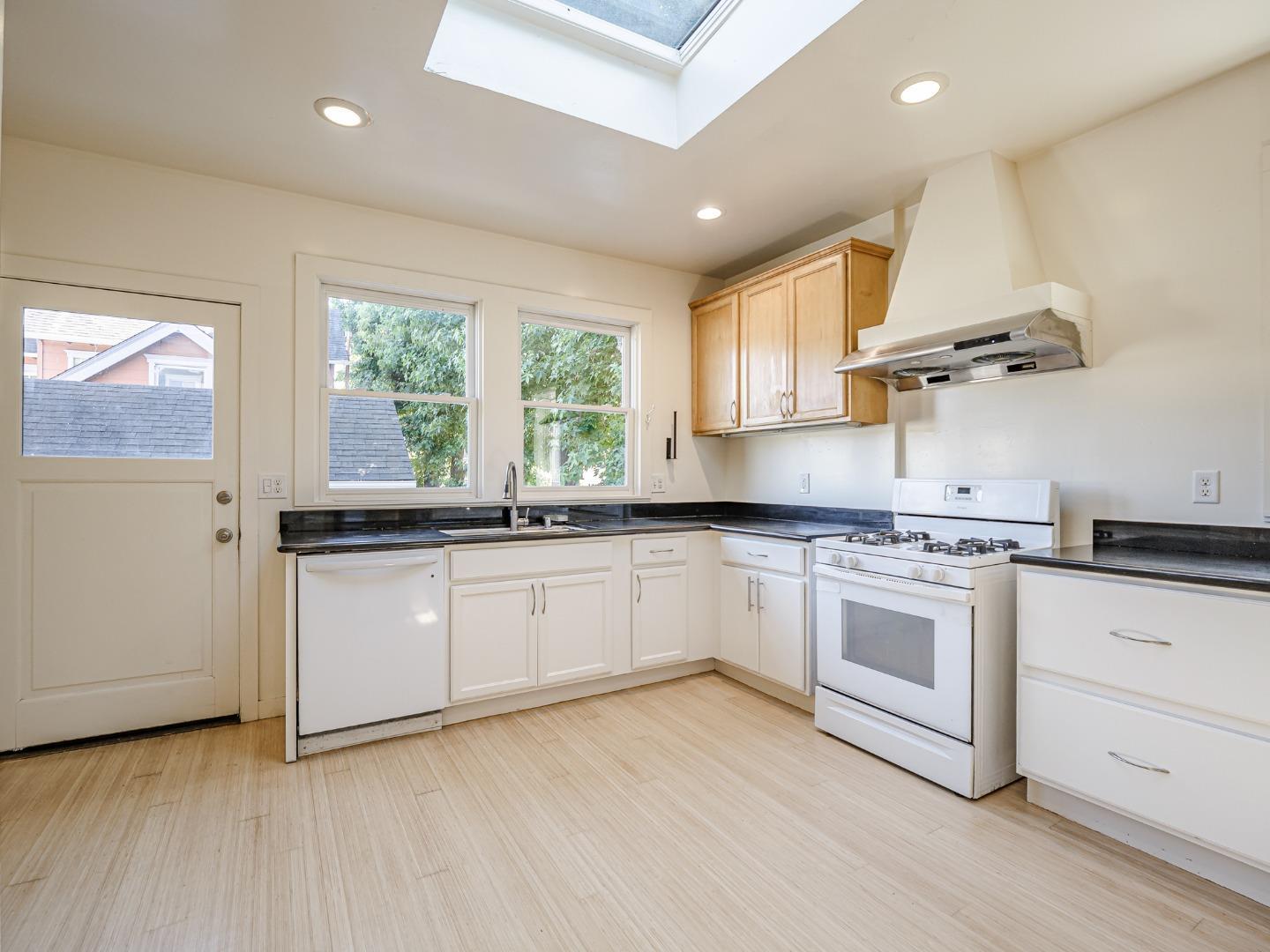 Detail Gallery Image 21 of 72 For 807 Laurel St, Santa Cruz,  CA 95060 - 4 Beds | 2 Baths