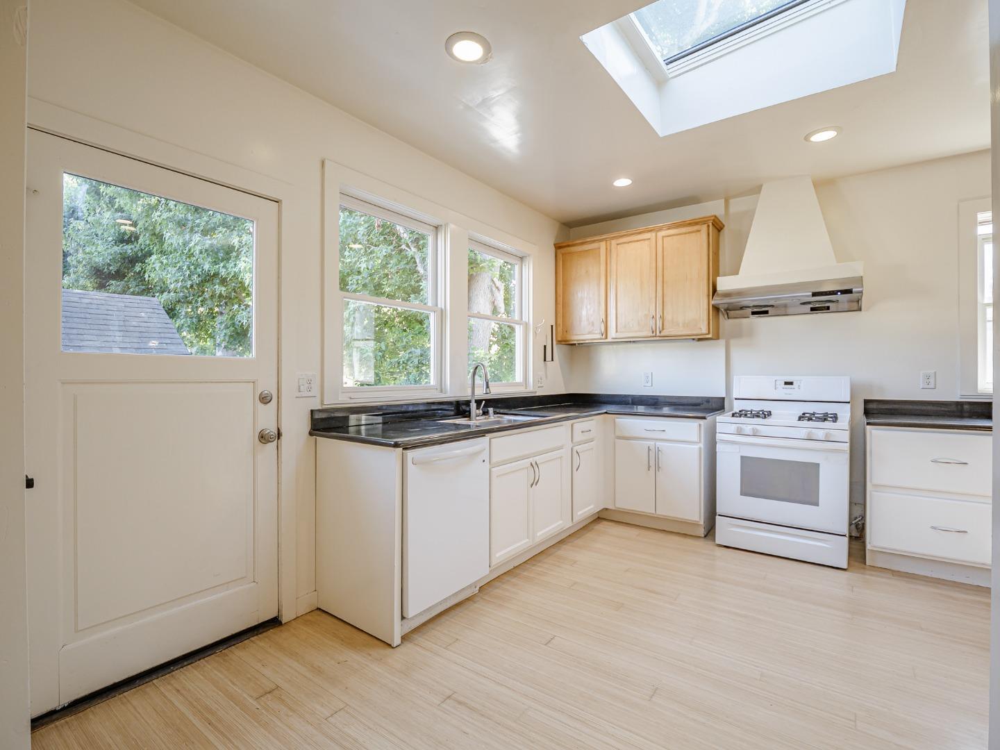 Detail Gallery Image 22 of 72 For 807 Laurel St, Santa Cruz,  CA 95060 - 4 Beds | 2 Baths