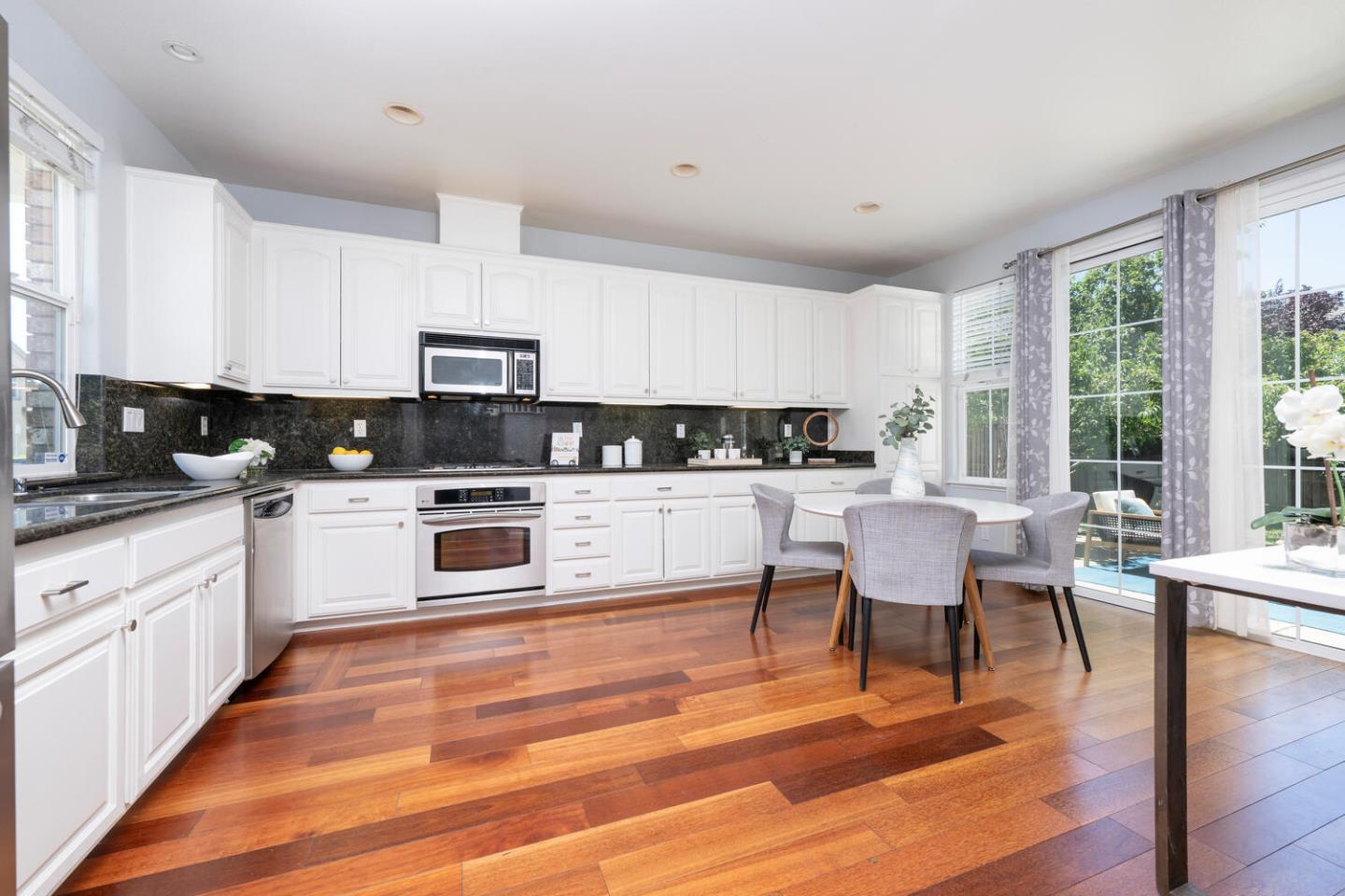 Detail Gallery Image 8 of 30 For 1614 Welford Cir, Hayward,  CA 94544 - 4 Beds | 2/1 Baths