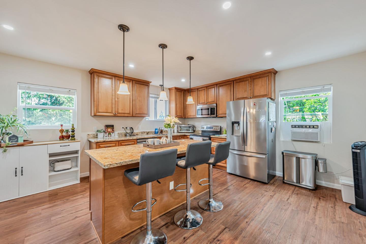 Detail Gallery Image 12 of 76 For 2468 Hidden Ln, Hayward,  CA 94541 - 5 Beds | 3 Baths