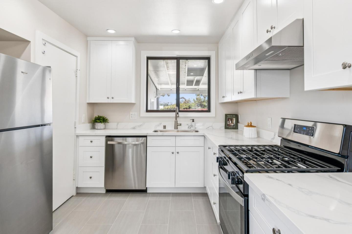 Detail Gallery Image 10 of 23 For 111 Rockwood Dr, South San Francisco,  CA 94080 - 2 Beds | 1 Baths