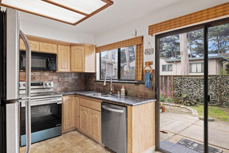 Detail Gallery Image 6 of 24 For 126 Cypress Lakes Ct, Marina,  CA 93933 - 3 Beds | 2 Baths