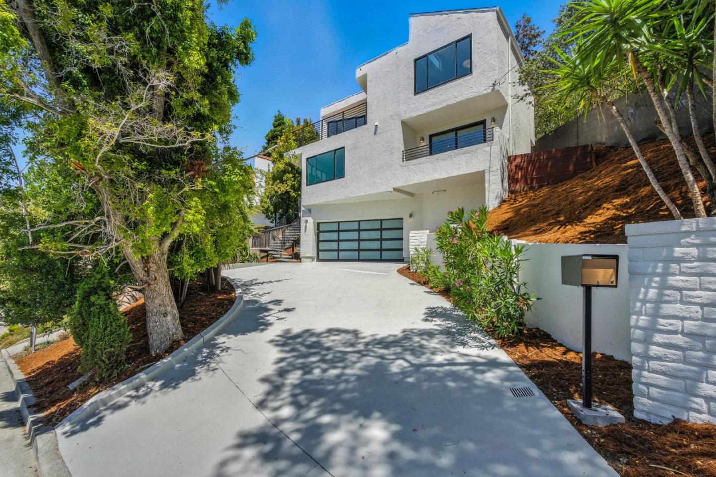 Detail Gallery Image 2 of 49 For 324 Clifton Ave, San Carlos,  CA 94070 - 5 Beds | 3/1 Baths