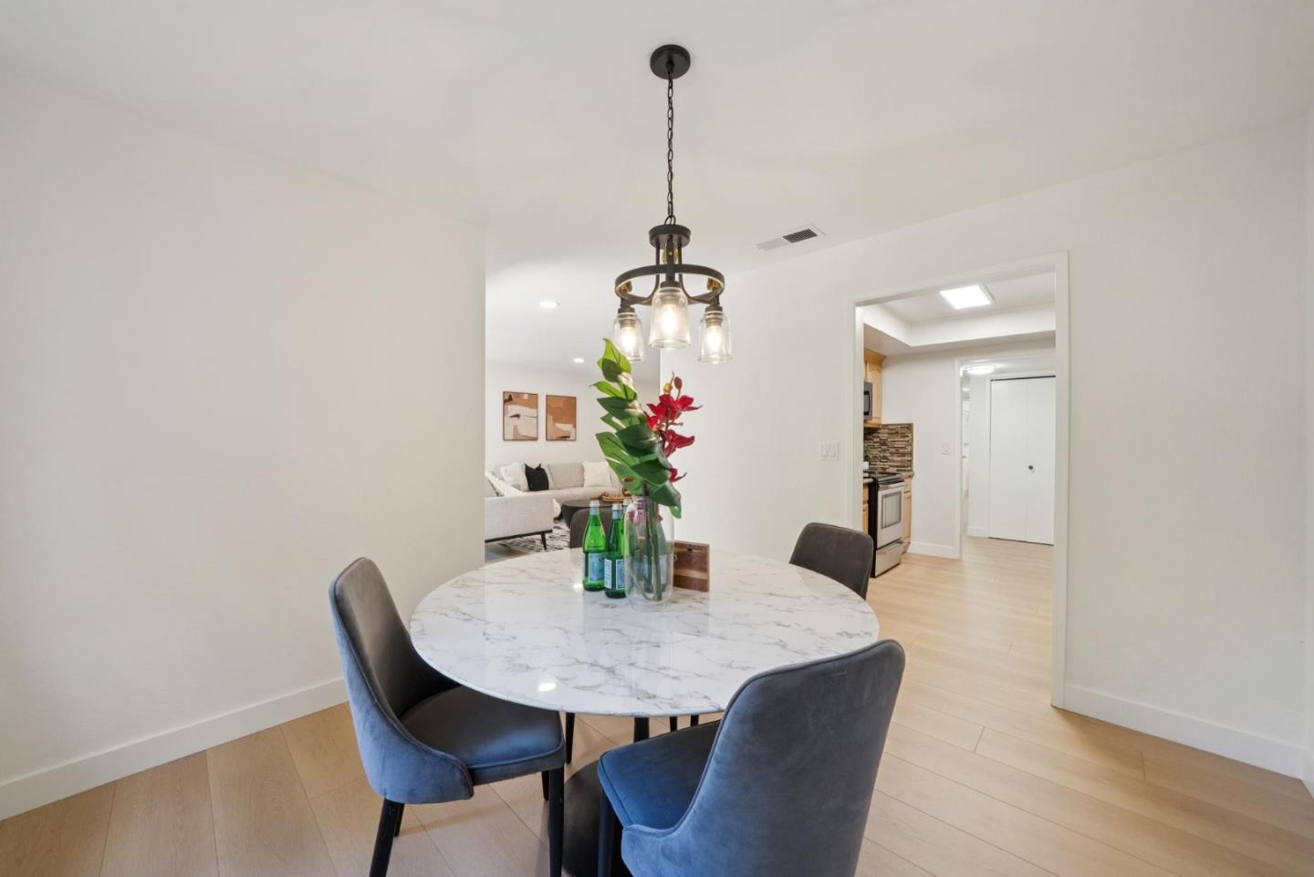 Detail Gallery Image 8 of 39 For 14333 Saratoga Ave #11,  Saratoga,  CA 95070 - 2 Beds | 2 Baths