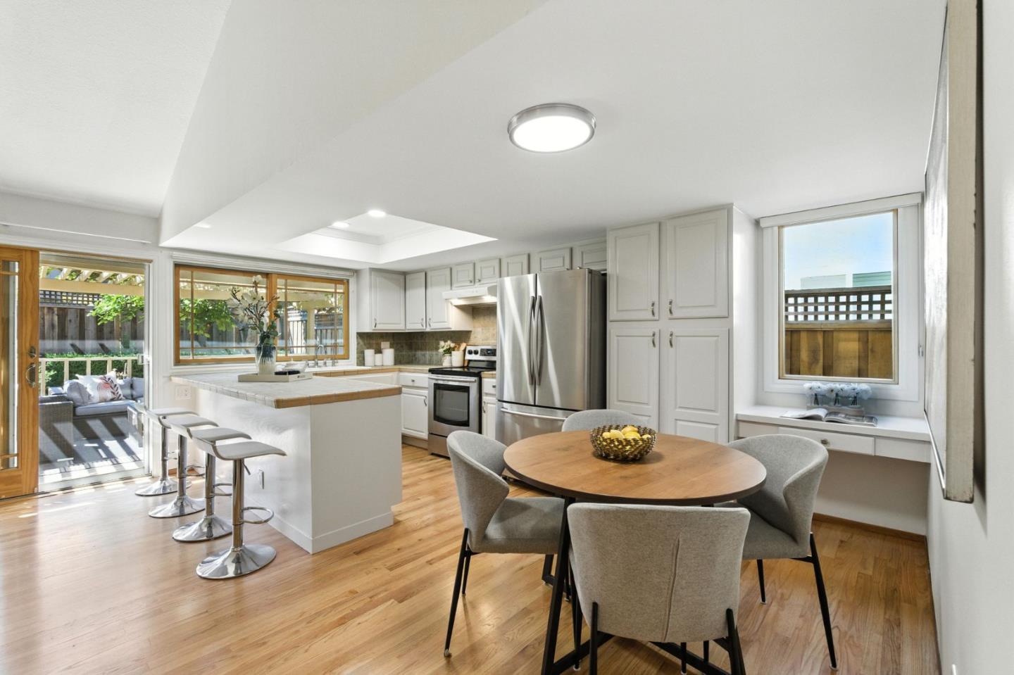 Detail Gallery Image 8 of 26 For 3686 Thousand Oaks Dr, San Jose,  CA 95136 - 4 Beds | 2 Baths