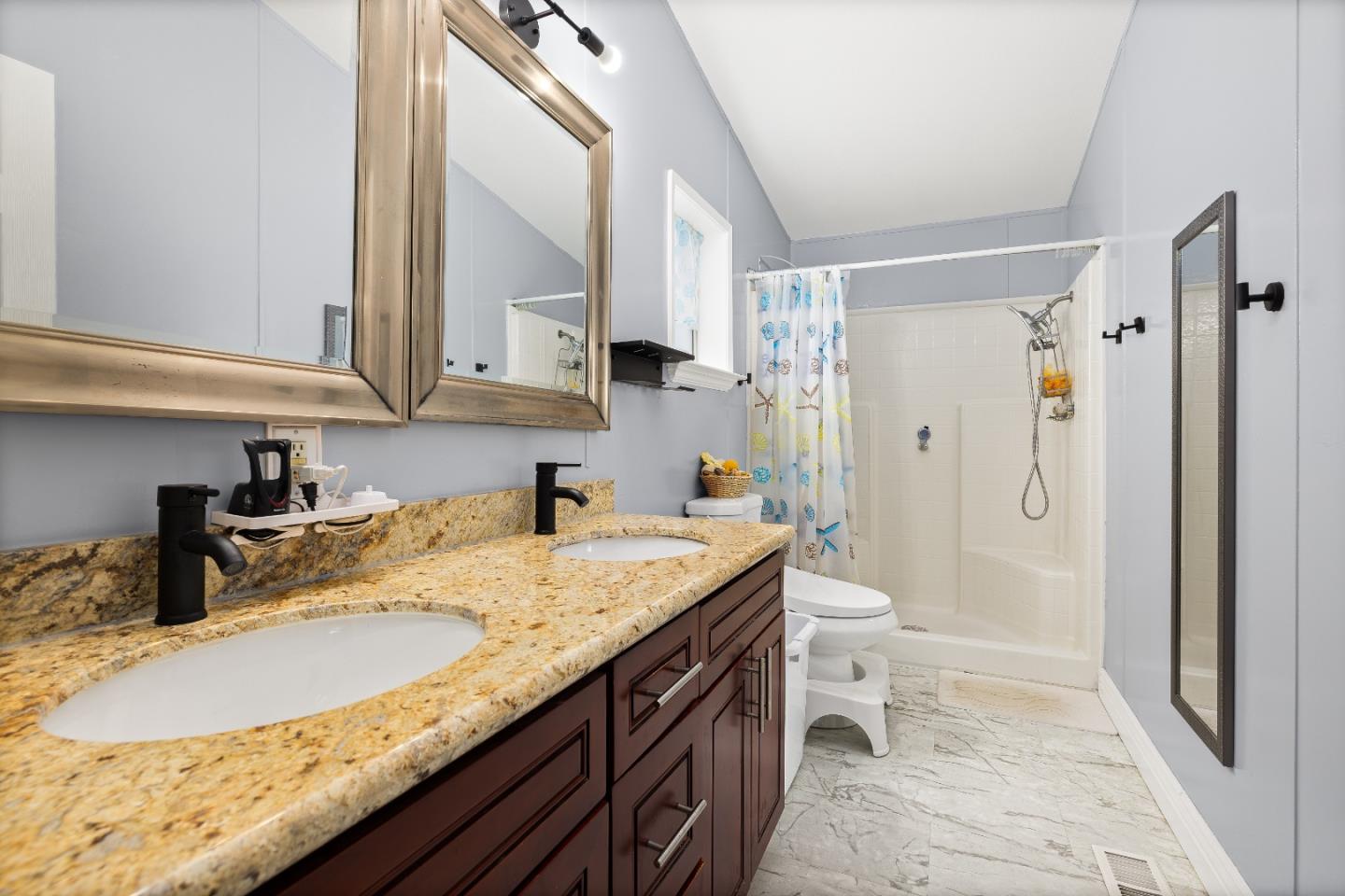 Detail Gallery Image 11 of 30 For 1220 Tasman Dr #124,  Sunnyvale,  CA 94089 - 3 Beds | 2 Baths