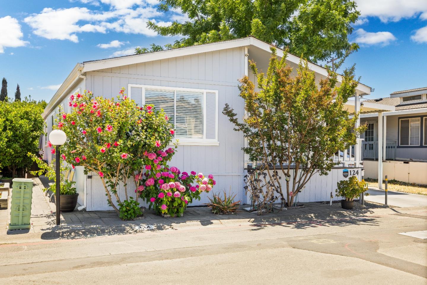 Detail Gallery Image 2 of 30 For 1220 Tasman Dr #124,  Sunnyvale,  CA 94089 - 3 Beds | 2 Baths