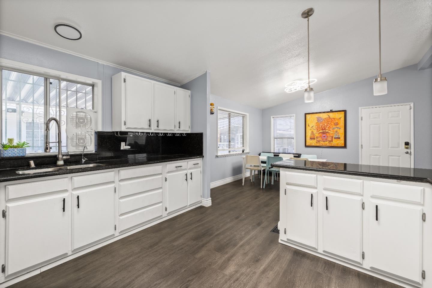 Detail Gallery Image 5 of 30 For 1220 Tasman Dr #124,  Sunnyvale,  CA 94089 - 3 Beds | 2 Baths